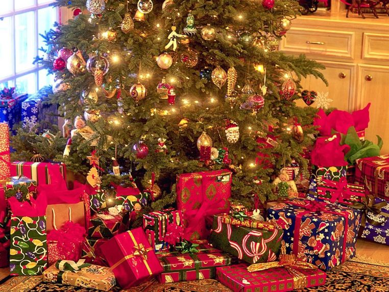 christmas-tree-with-presents